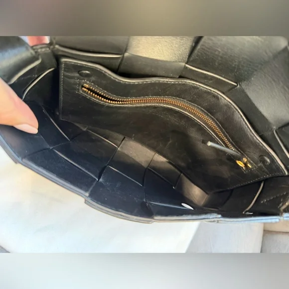 BOTTEGA VENETA Spazzolato Intrecciato Maxi Cassette Crossbody Bag Black woven - Picture 11 of 17